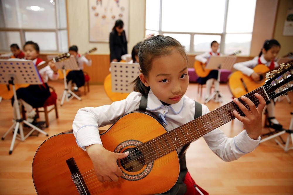 Nhiều phóng viên nước ngoài đã được chính quyền Bình Nhưỡng mời tới để đưa tin tức về đại hội đảng Lao động Triều Tiên lần thứ 7. Cũng trong lần này, phóng viên hãng thông tấn Reuters đã tới một  cung thiếu nhi ở Triều Tiên.